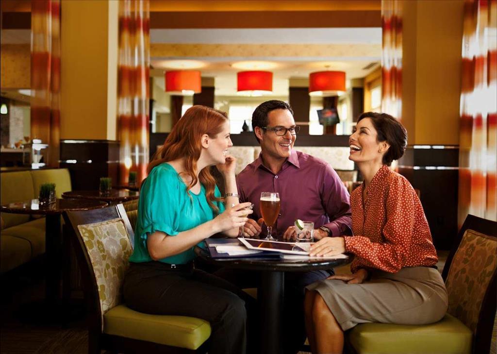 Hilton Garden Inn Ларами Ресторант снимка